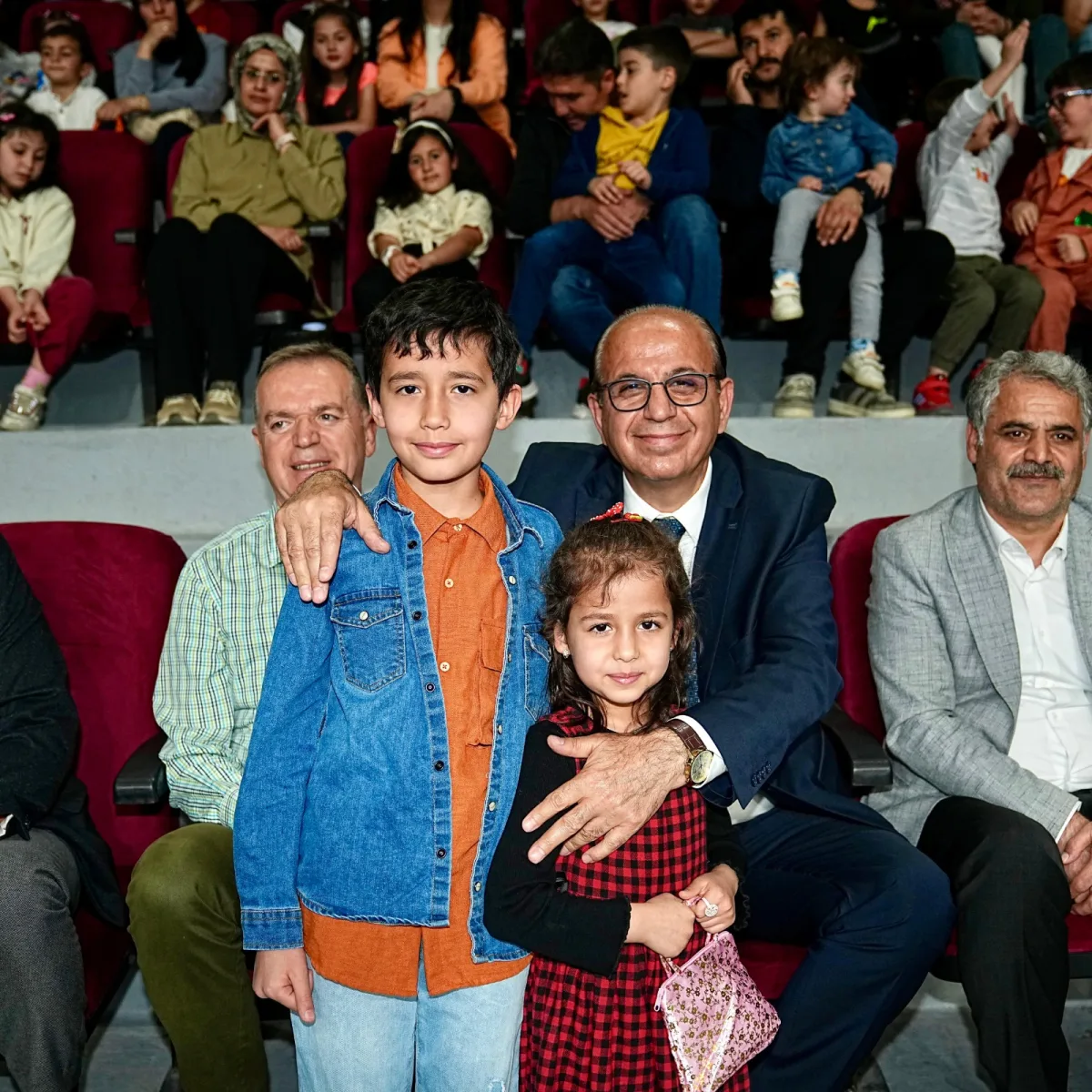 Yeşilyurt Belediyesi'nin Kültürel Etkinliğinde Salon Tamamen Doldu