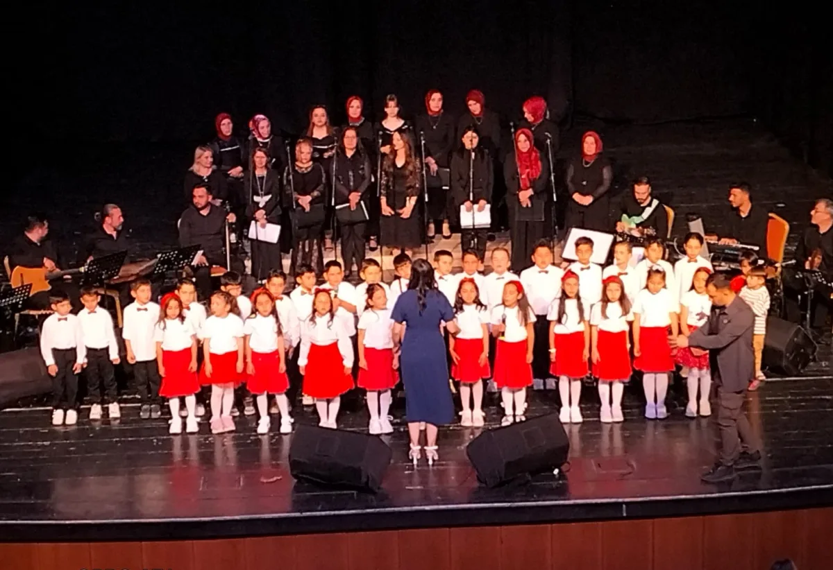 Anneler Gününe Özel Konserde,Yürekler Türkülerle Ve Minik Seslerle Çarptı