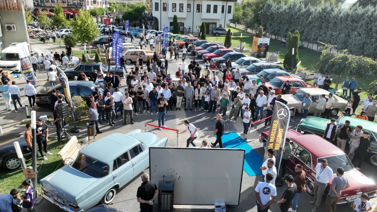 KLASİK MERCEDES TUTKUNLARI  SANAT SOKAĞI’NDA BULUŞTU