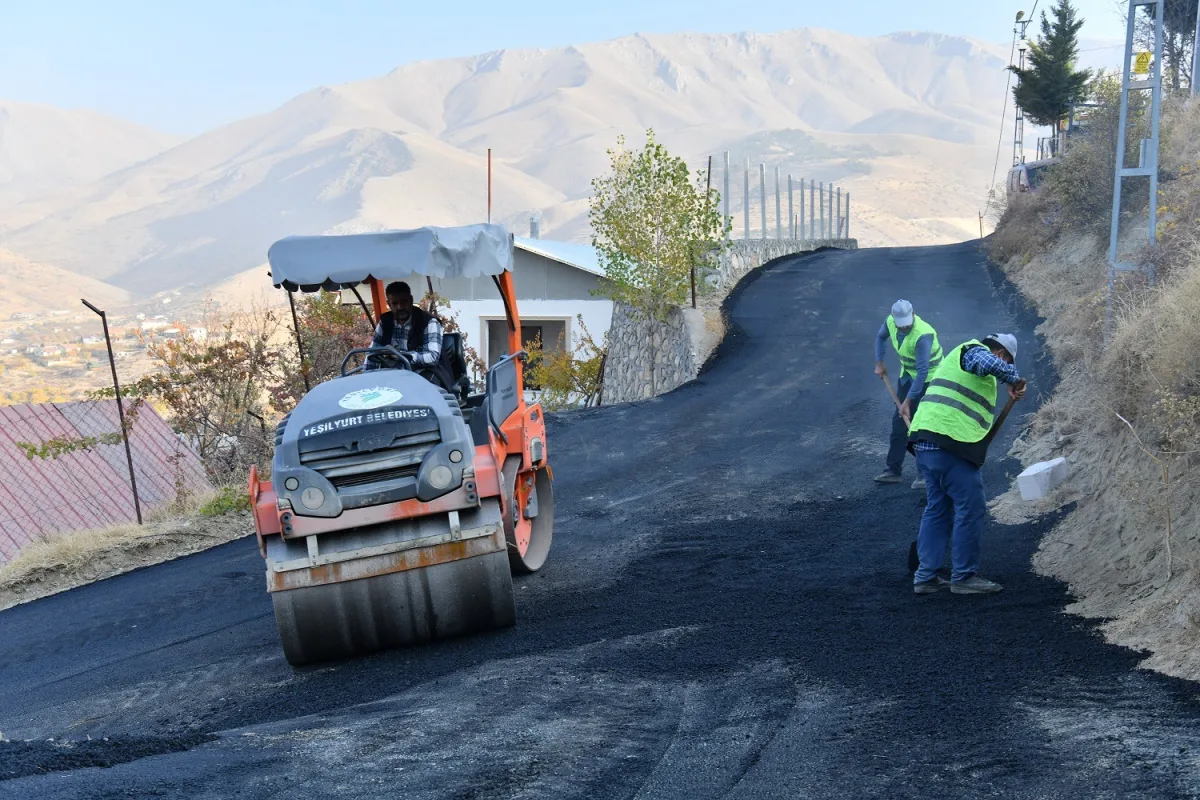 Yeşilyurt Belediyesi Banazı'nın Yollarını Yeniliyor