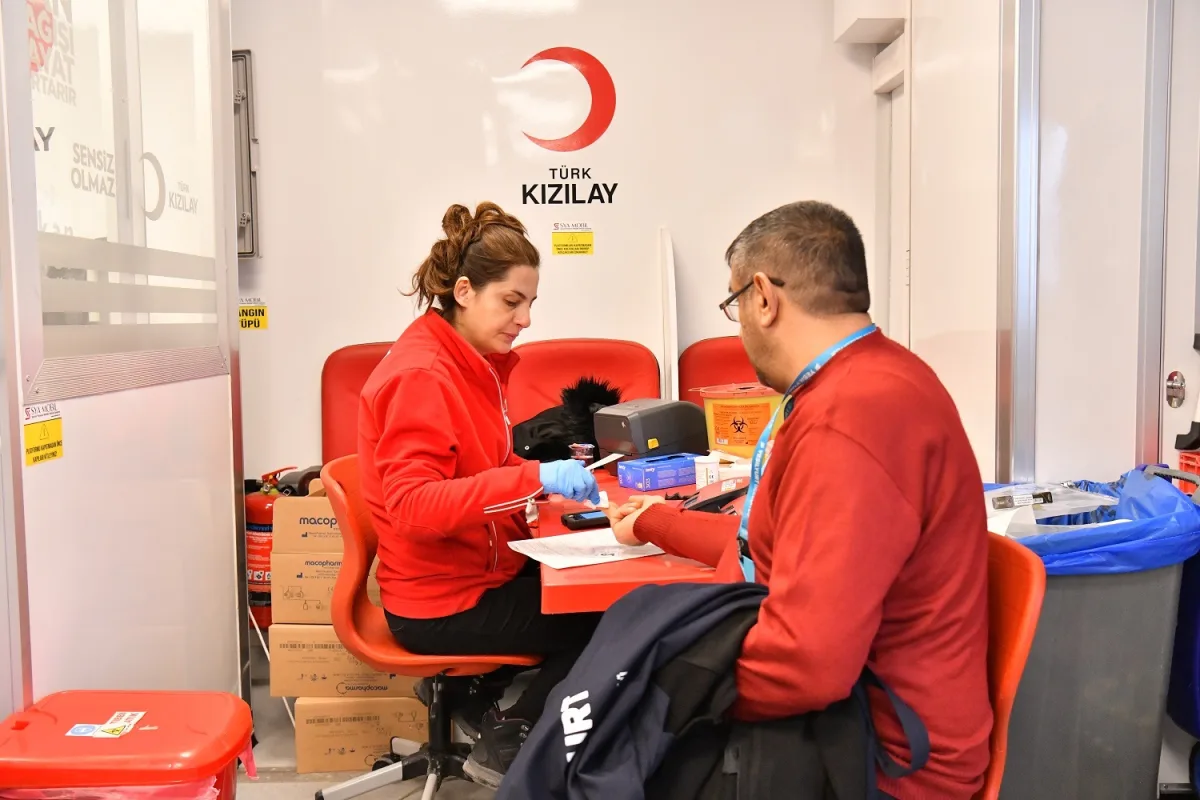 Yeşilyurt Belediyesi Personelinden Kızılay'a Anlamlı Destek