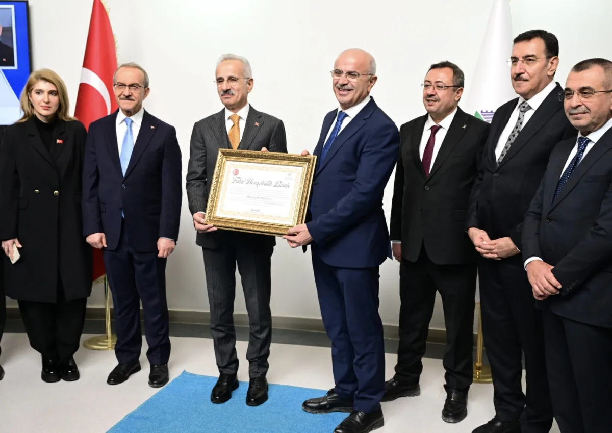 Bakan URALOĞLU’na Başkan ER’den FAHRİ HEMŞEHRİLİK BERATI