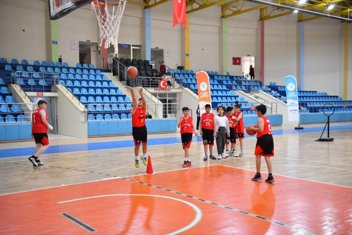 Yeşilyurt Belediyesi'nin Basketbol Turnuvasında Dostluk ve Rekabet Bir Arada Yaşandı