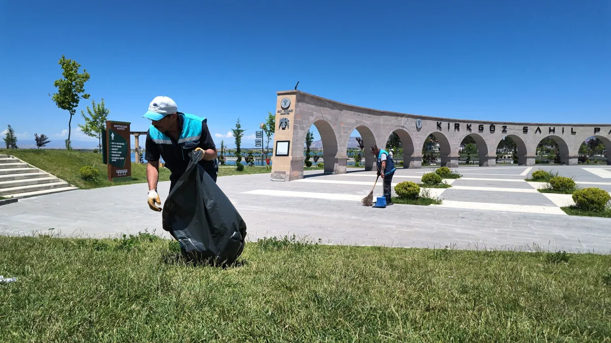 Battalgazi Belediyesi'nden Kırkgöz Sahil Parkı'nda Temizlik Çalışması