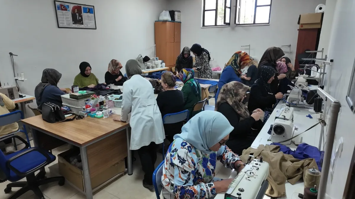 BÜYÜKŞEHİR BELEDİYESİ HAZIR GİYİM KURSU İLE MESLEK EDİNİYORLAR
