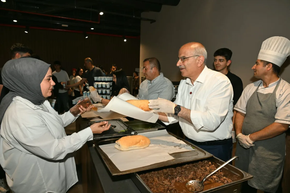 Başkan Er, Öğrencilere Yemek Dağıttı