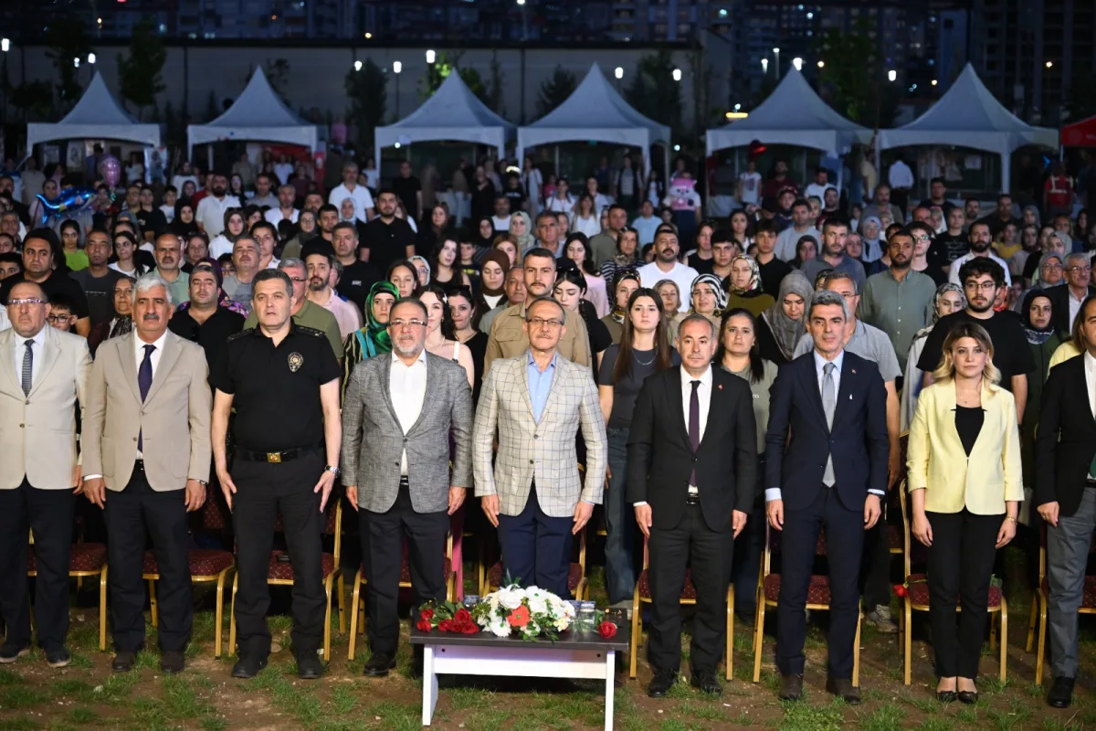 Vali Seddar Yavuz, “Maarifin Elinde ÖNEM’le Yeşerenler” Sergisi ve Aile Yılı Özel Konseri Programına Katıldı