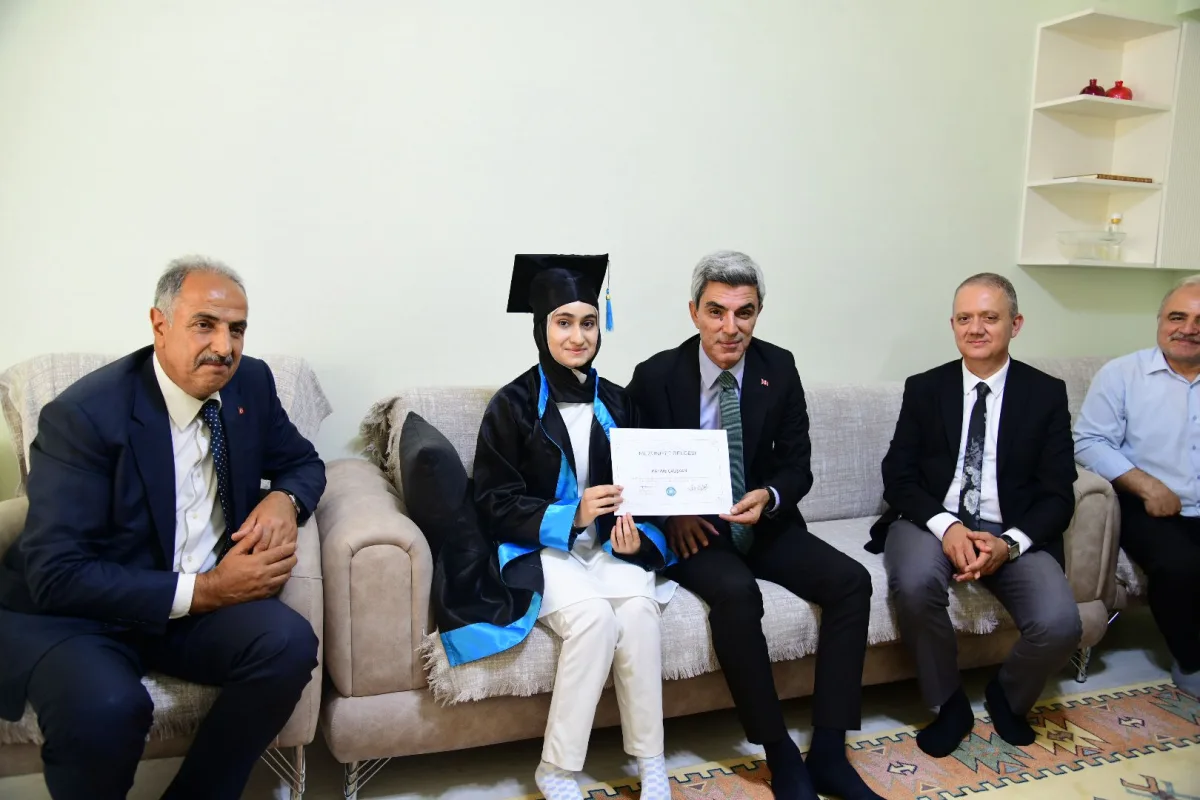 İl Milli Eğitim Müdürü Behçet Bakır’dan Evde Eğitim Gören Öğrenciye Anlamlı Mezuniyet Ziyareti