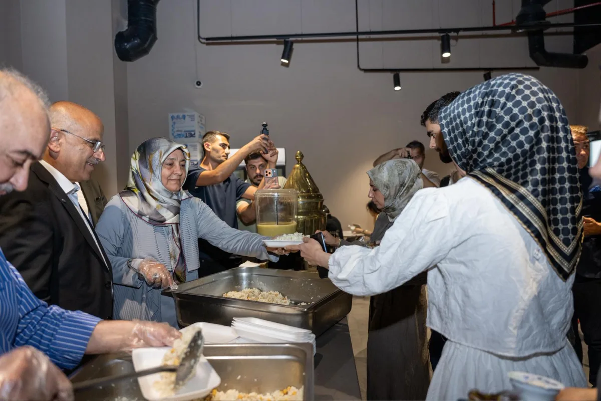 ŞEHİR KÜTÜPHANESİ'NDE  ÖĞRENCİLERE YEMEK İKRAMI