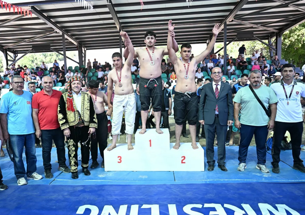 Yeşilyurt Kiraz Festivali'nde Karakucak Güreşleri Heyecan Yarattı