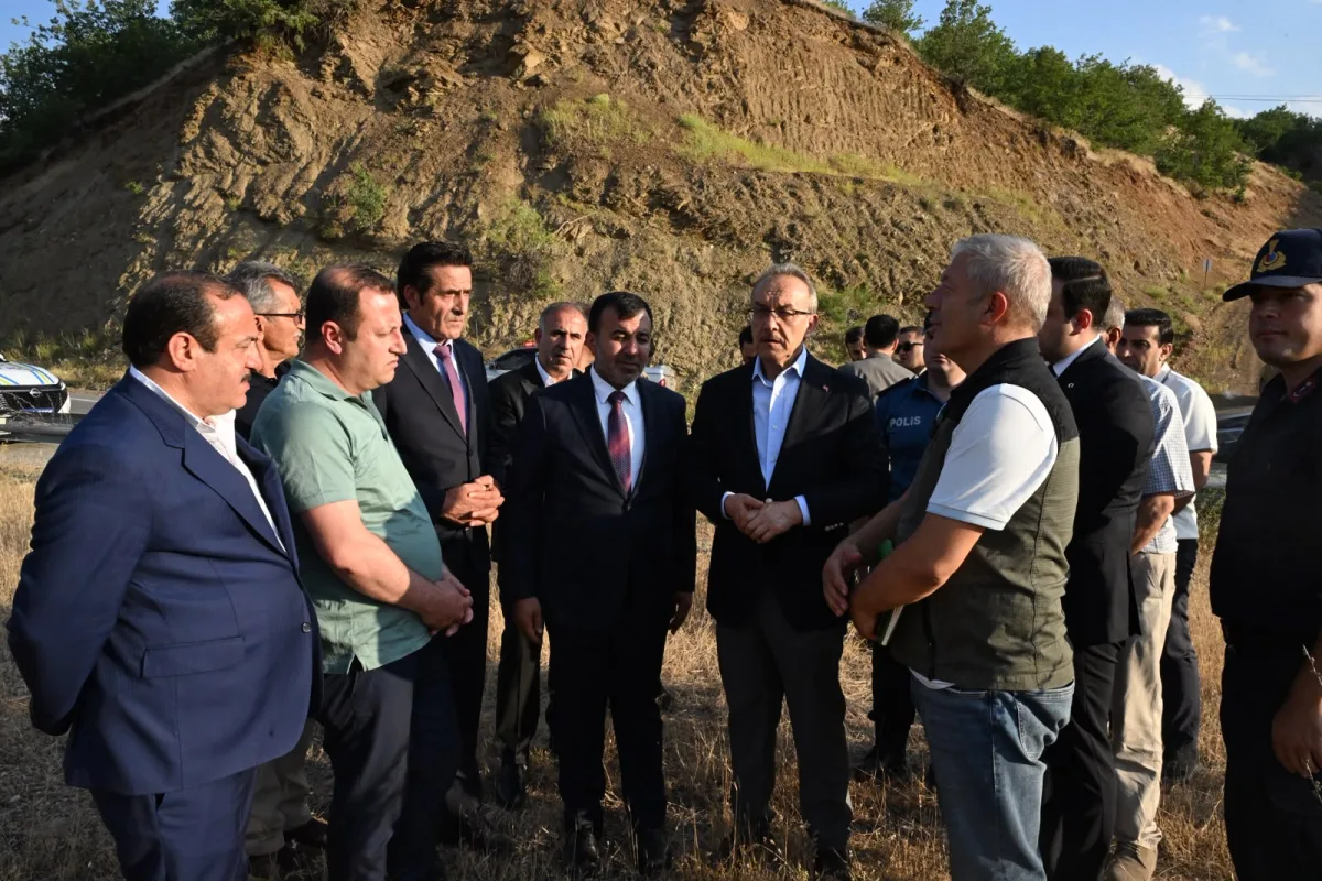 Vali Seddar Yavuz Yangın Bölgesinde: Pütürge'deki Örtü Yangınına 15 Araç ve Helikopterle Müdahale