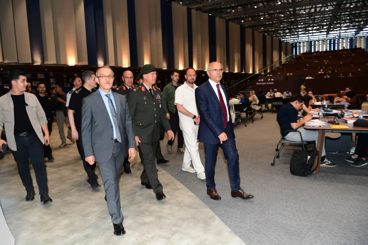 VALİ YAVUZ ve 2. ORDU KOMUTANI KILIÇ’TAN ŞEHİR KÜTÜPHANESİ’NE TAM NOT