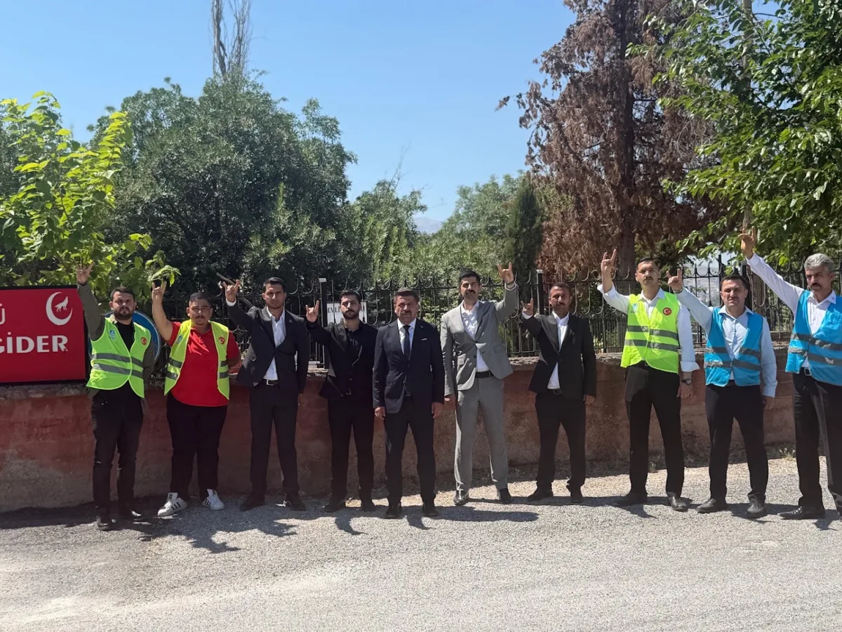 Malatya Ülkü Ocakları'ndan Şehitlere Ahde Vefa:Kabirler Bakıma Alındı Bayraklar Yenilendi