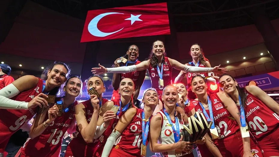 Başkan Er’den Üstündağ ve filenin sultanlarına teşekkür mesajı: “Ayyıldızlı mücadeleniz milletimizin gururu oldu”