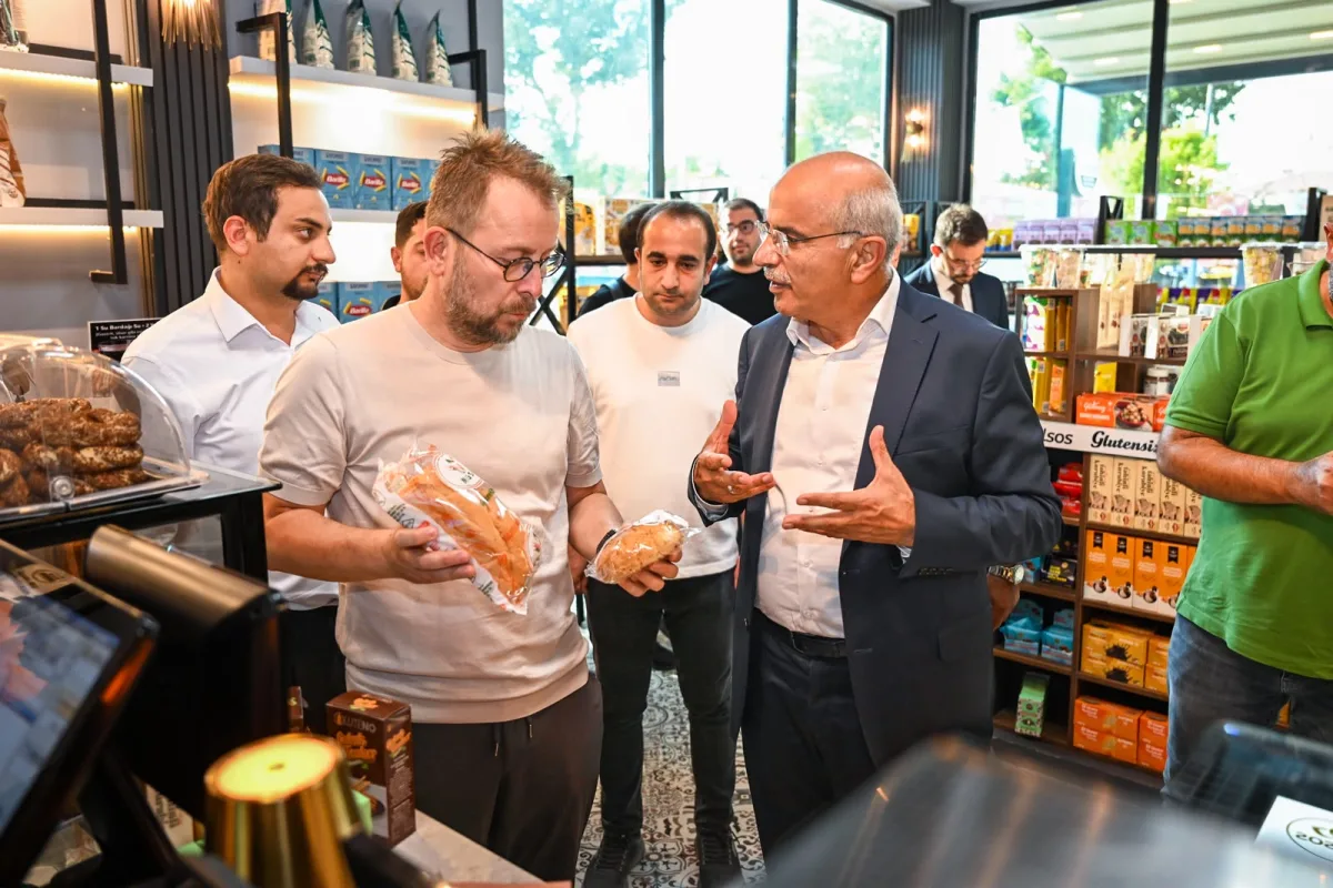 ÜNLÜ ŞEF ÖMÜR AKKOR’DAN ŞEHİR KÜTÜPHANESİ VE GLUTENSİZ KAFEYE ÖVGÜ