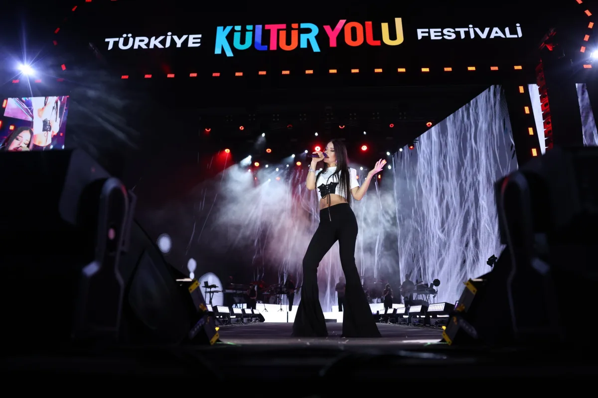 SİMGE MALATYA’DA SEVİLEN ŞARKILARIYLA SAHNEDEYDİ