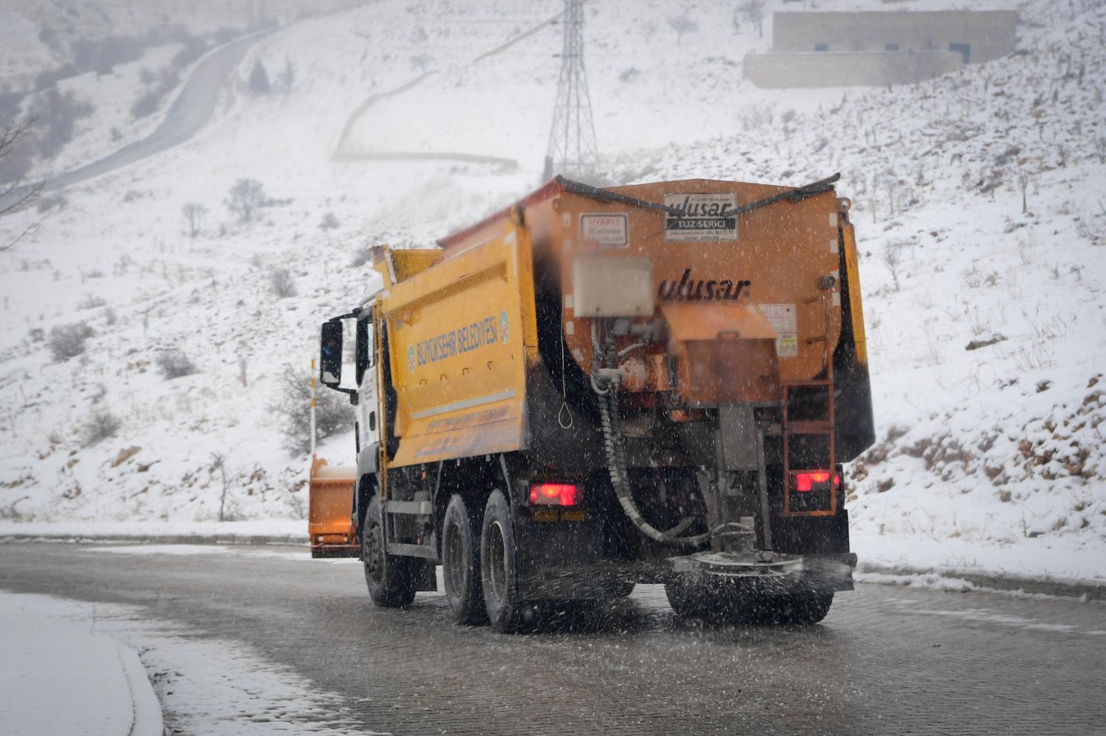 149 MAHALLEDE YOL AÇMA ÇALIŞMALARI DEVAM EDİYOR