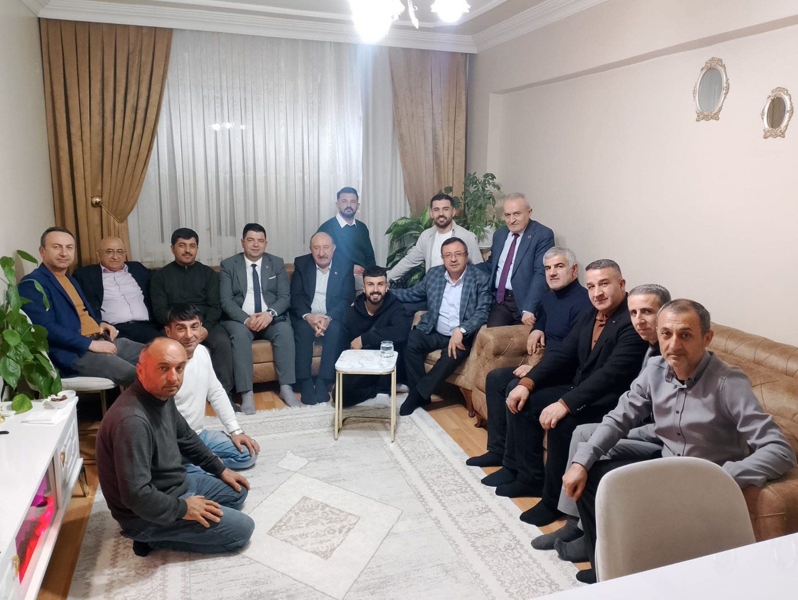 Aliçeri Mahallesi Muhtarı İhsan İnce'nin Evinde Anlamlı İftar Buluşması