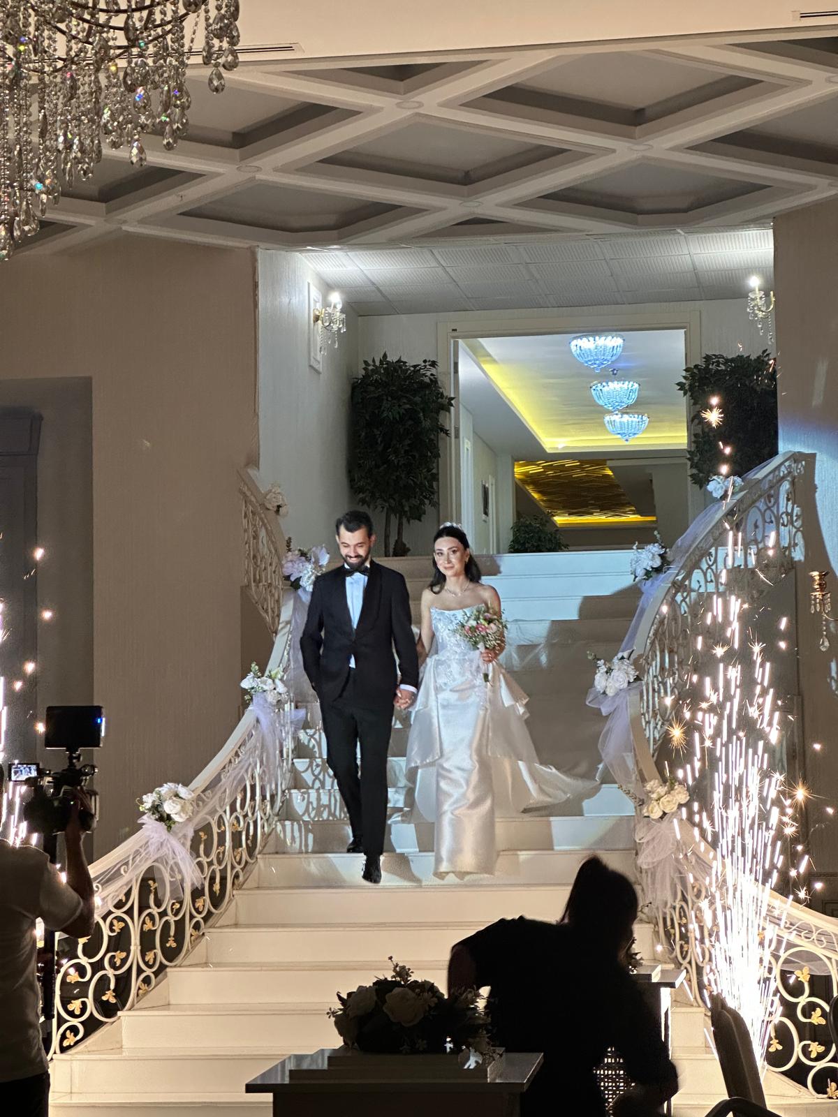 Aysu ve Tolga Çifti Görkemli Bir Düğünle Dünyaevine Girdi