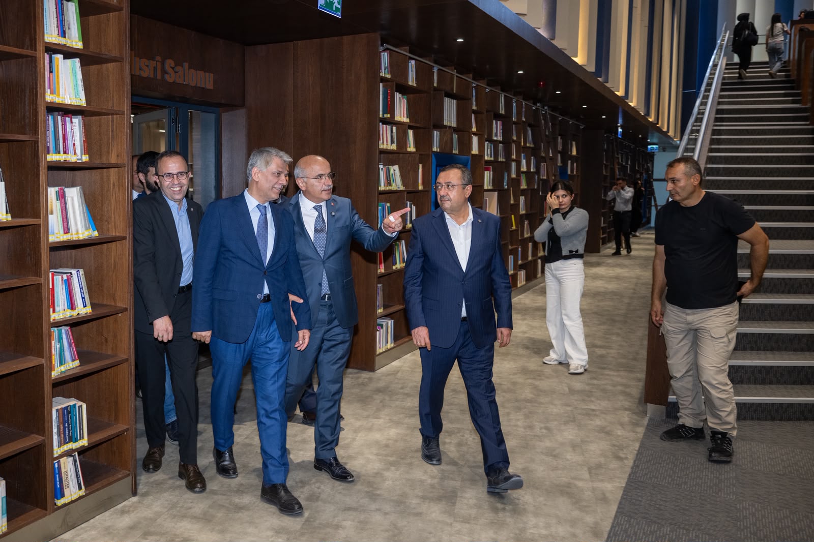BAKAN YARDIMCISI NADİR ALPASLAN ŞEHİR KÜTÜPHANESİNİ GEZDİ