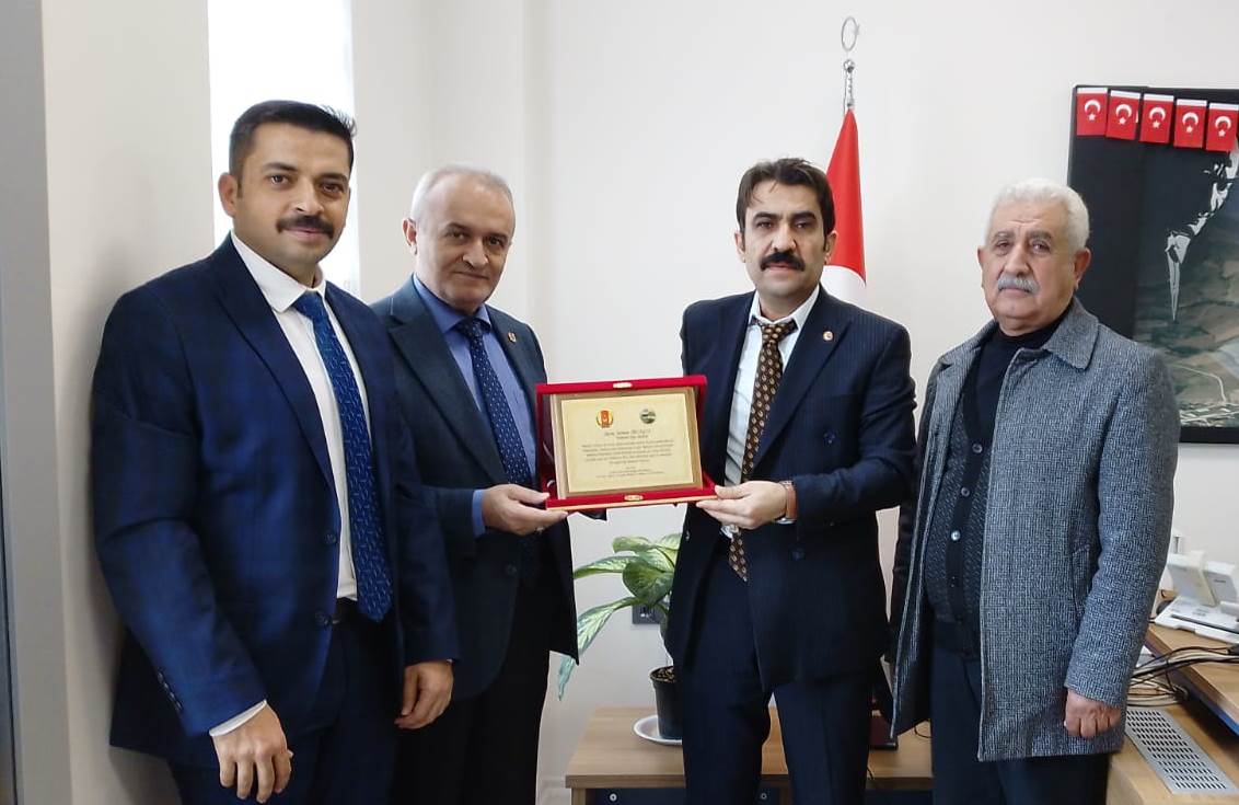 Başkan Dağ'dan Tapu Müdürü Salman Selağzı'na Takdir ve Plaket