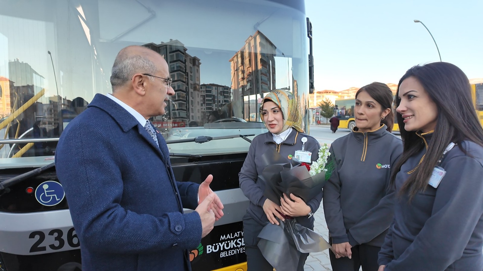 BAŞKAN ER, 8 MART DÜNYA KADINLAR GÜNÜNDE KADINLARA ÇİÇEK TAKDİM ETTİ