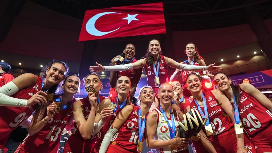 Başkan Er’den Üstündağ ve filenin sultanlarına teşekkür mesajı: “Ayyıldızlı mücadeleniz milletimizin gururu oldu”