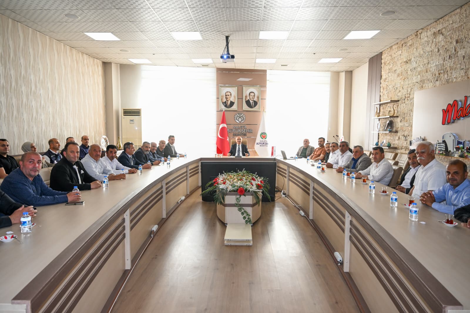 BAŞKAN ER MUHTARLARIN TALEPLERİNİ TEK TEK DİNLEDİ