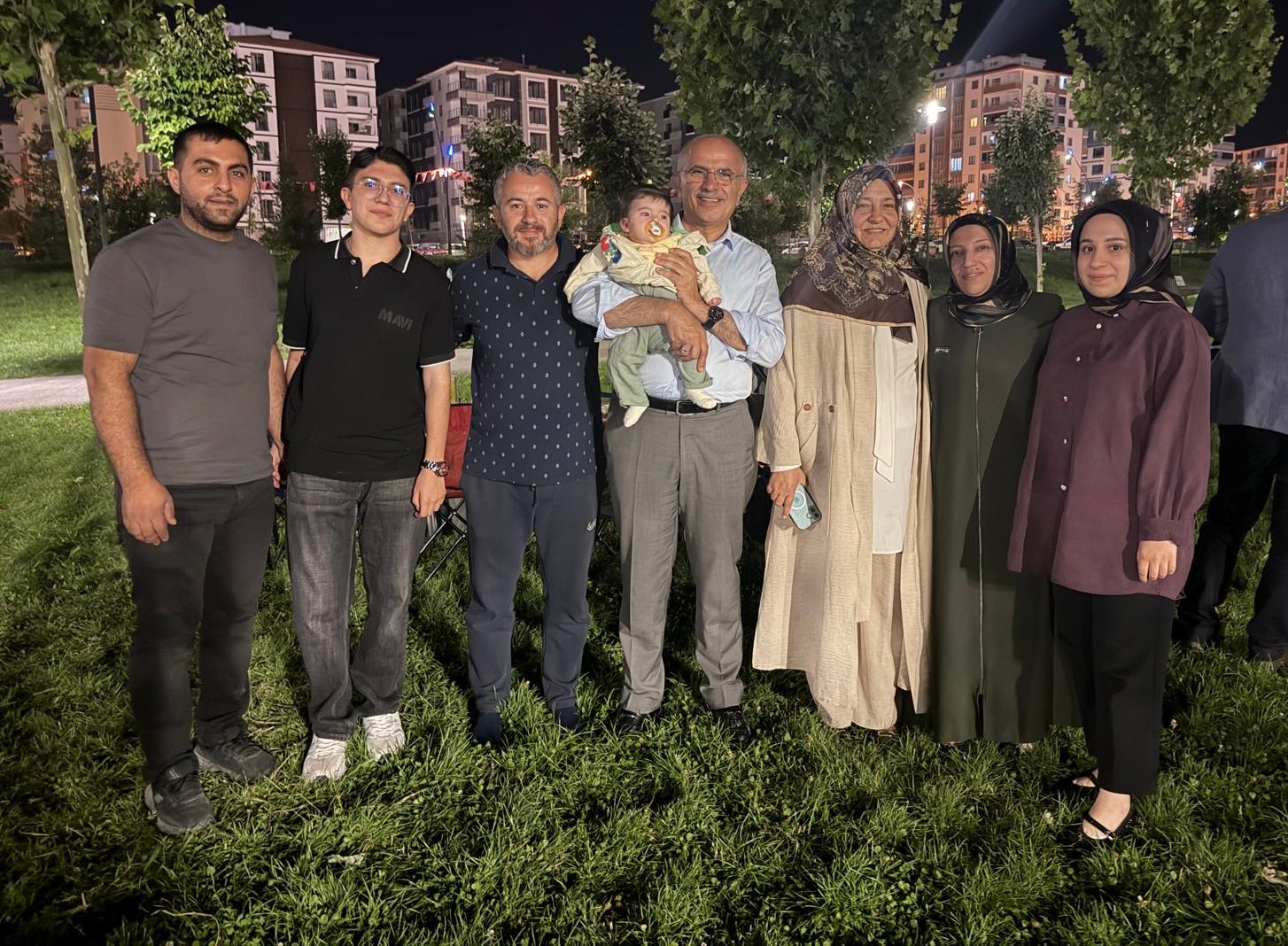 BAŞKAN ER YÜZÜNCÜ YIL KENT PARKI’NDA VATANDAŞLARLA BİR ARAYA GELDİ