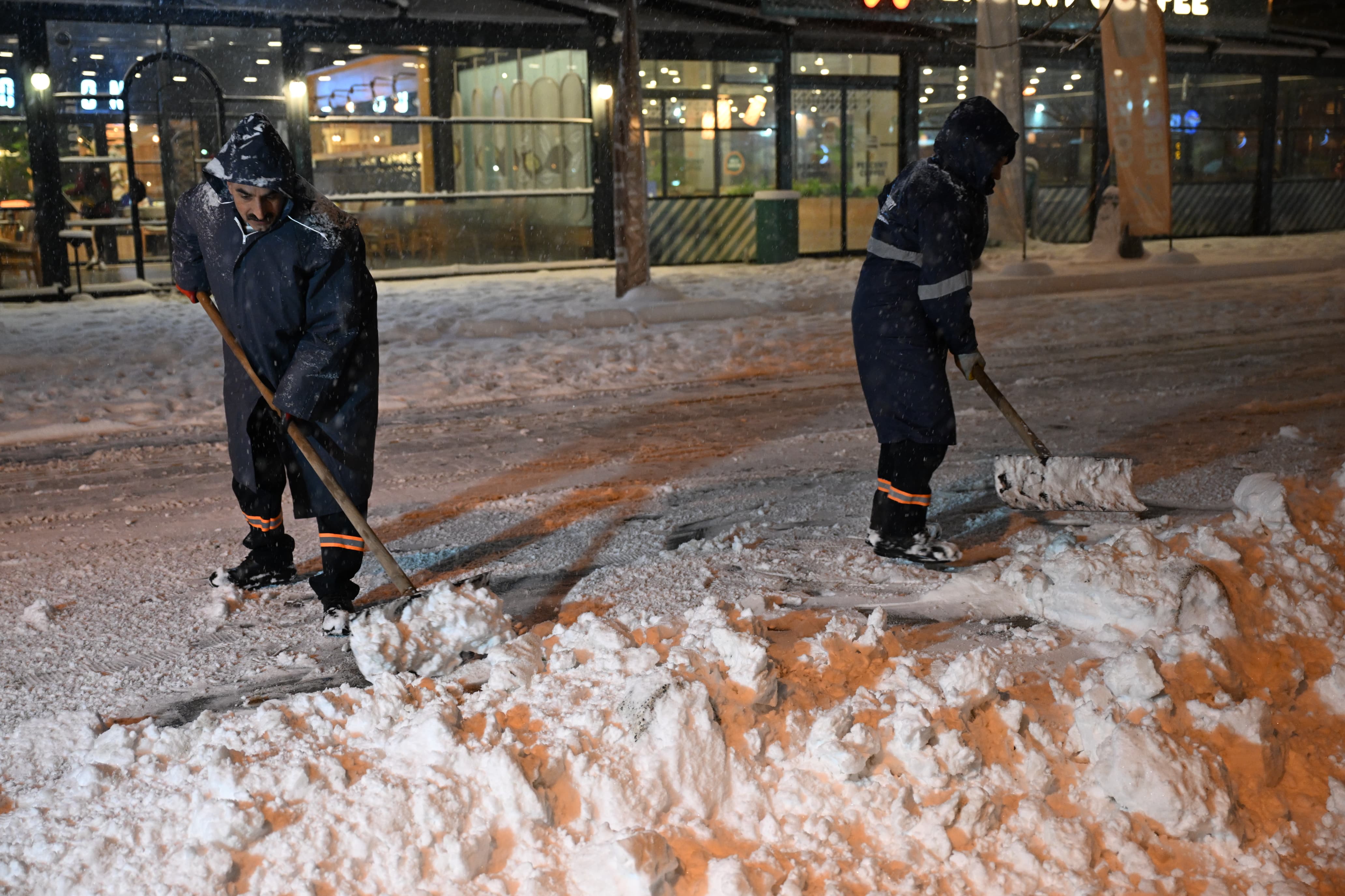 Başkan Geçit, Karla Mücadele Ekiplerini Gece Mesaisinde Yanlız Bırakmadı