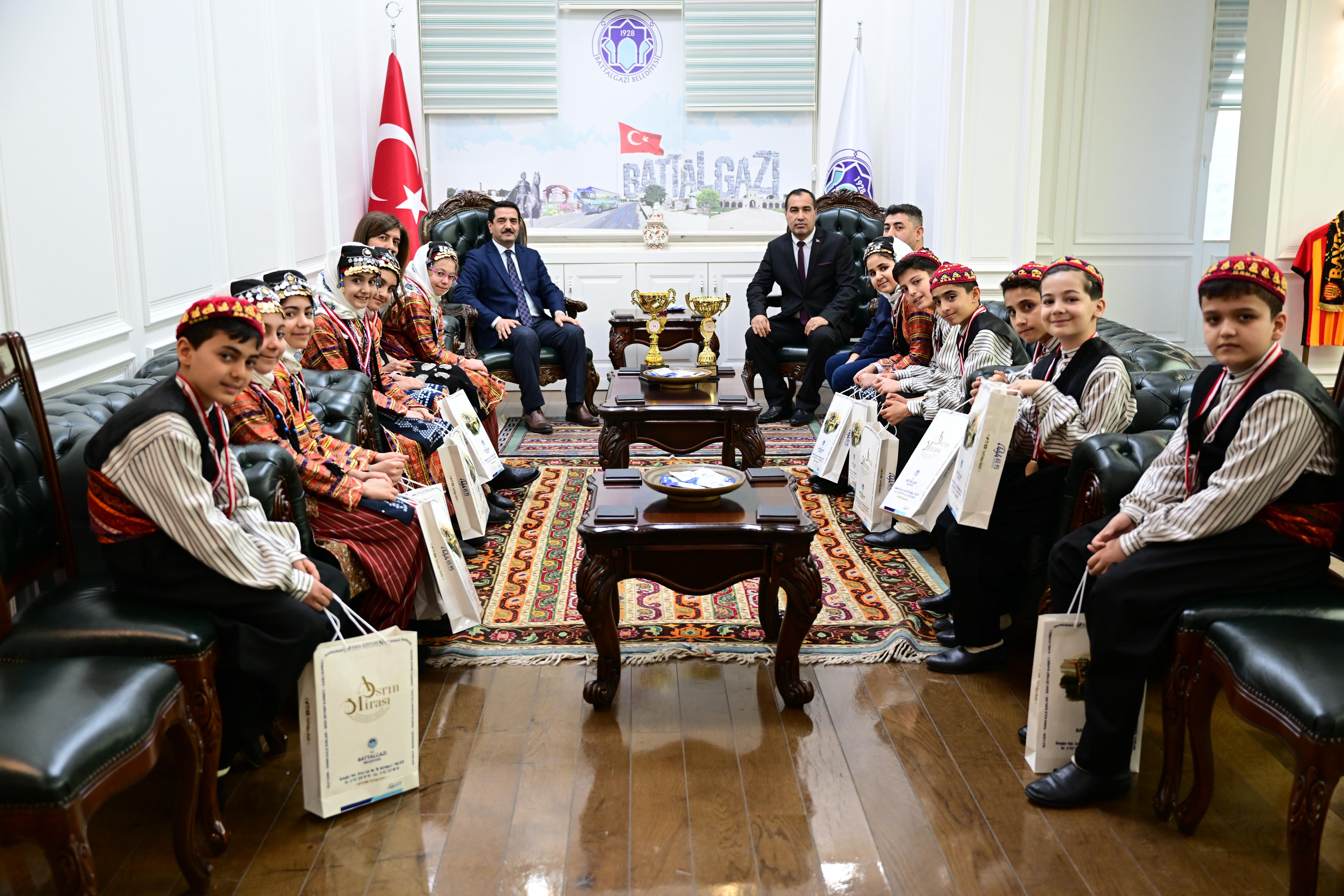 Başkan Taşkın,İl Şampiyonu Folklor Ekibini Ağırladı