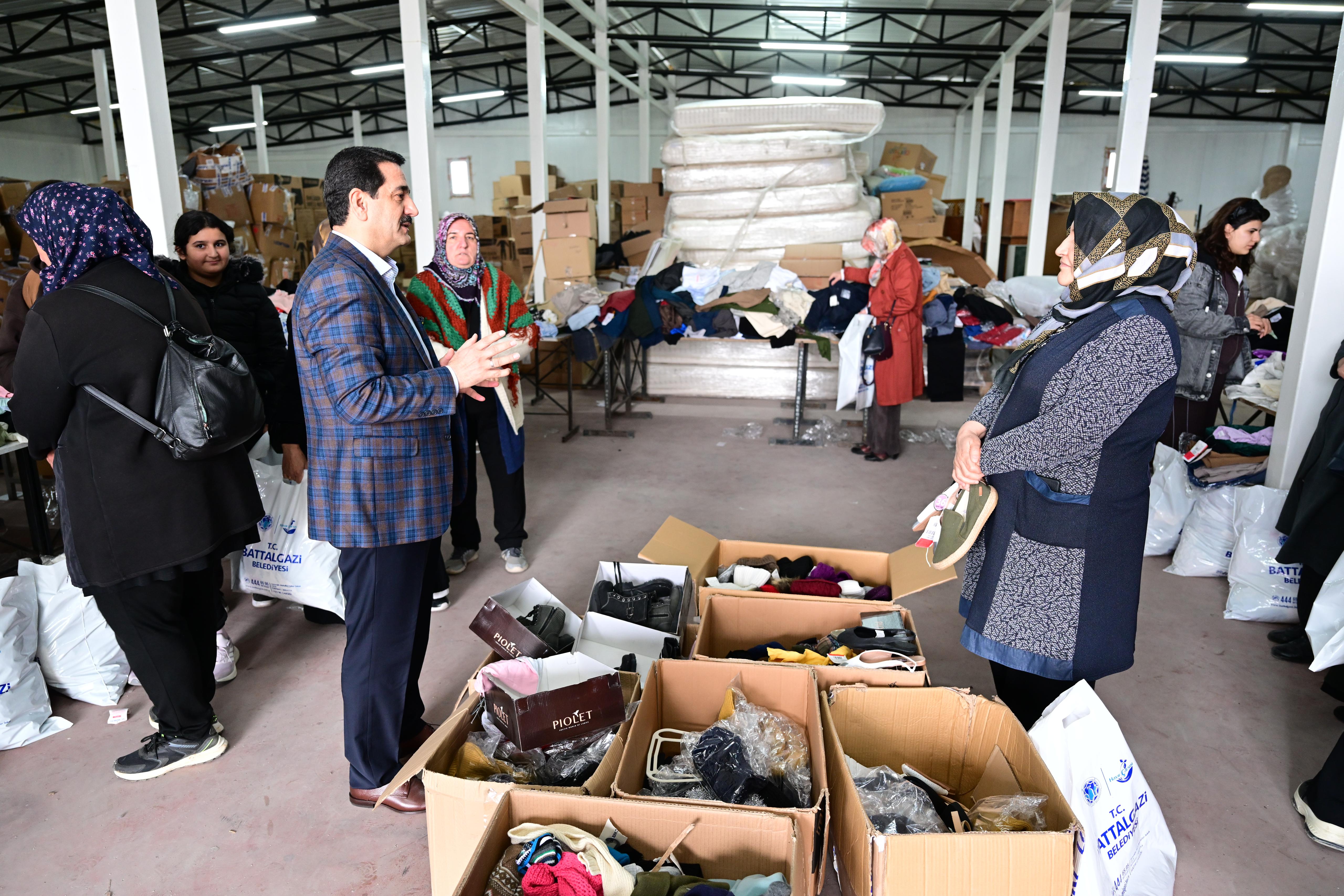 Başkan Taşkın Yardım Malzemeleri Tasnifine Eşlik Etti