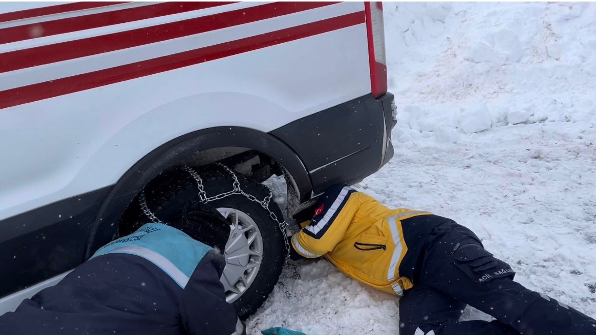 Battalgazi Belediyesi Ekipleri, Sağlık Çalışanlarını İş Makinesiyle Hastaya Ulaştırdı