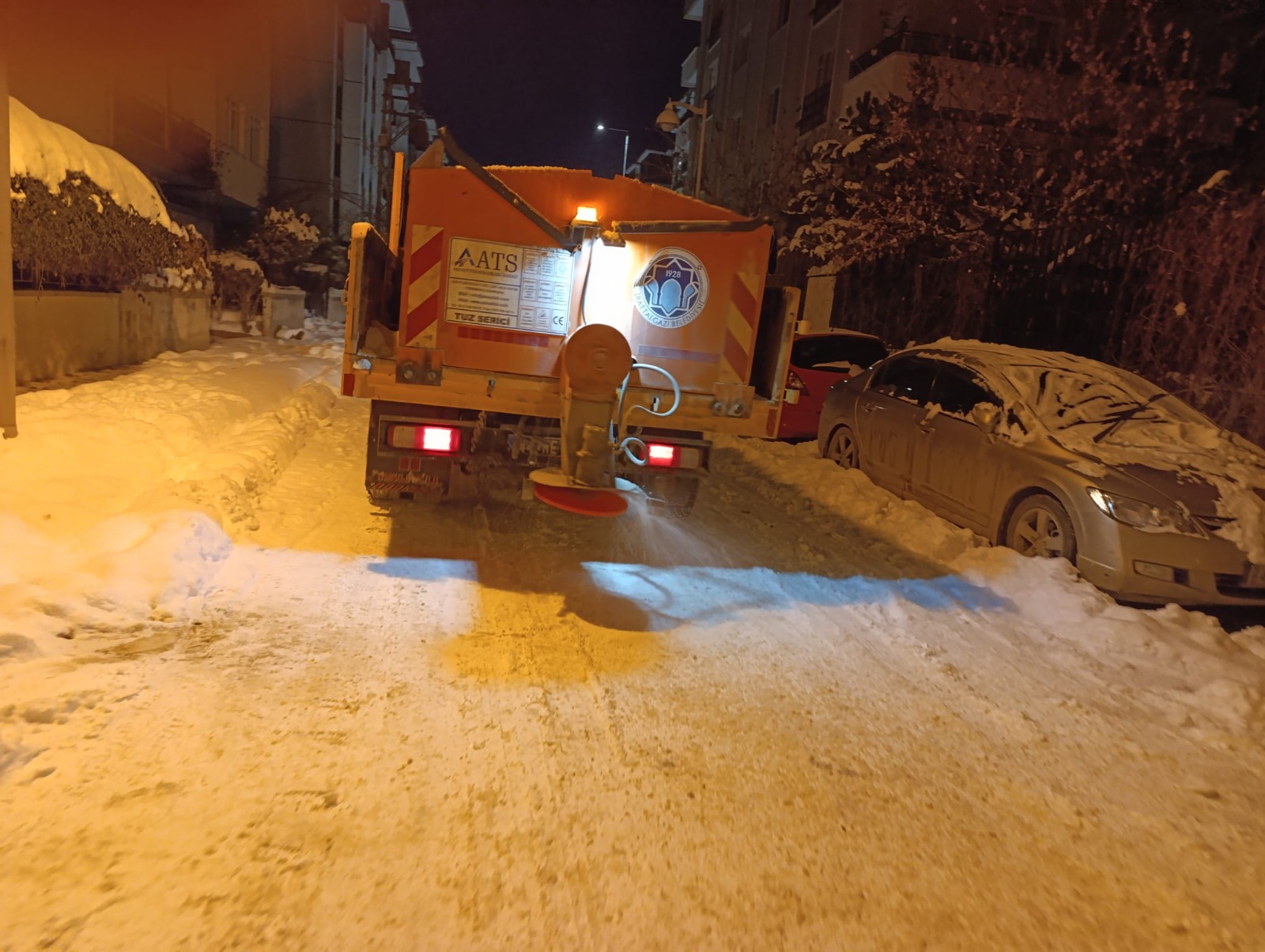 Battalgazi Belediyesi'nden Buzlanmaya Karşı Gece Gündüz Tuzlama Mesaisi