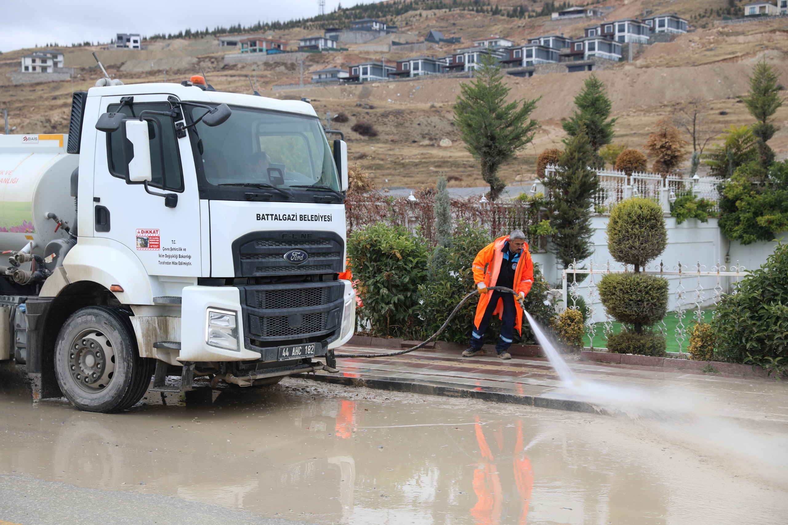 Battalgazi Belediyesi'nden Pınarbaşı Göleti Çevresinde Detaylı Temizlik
