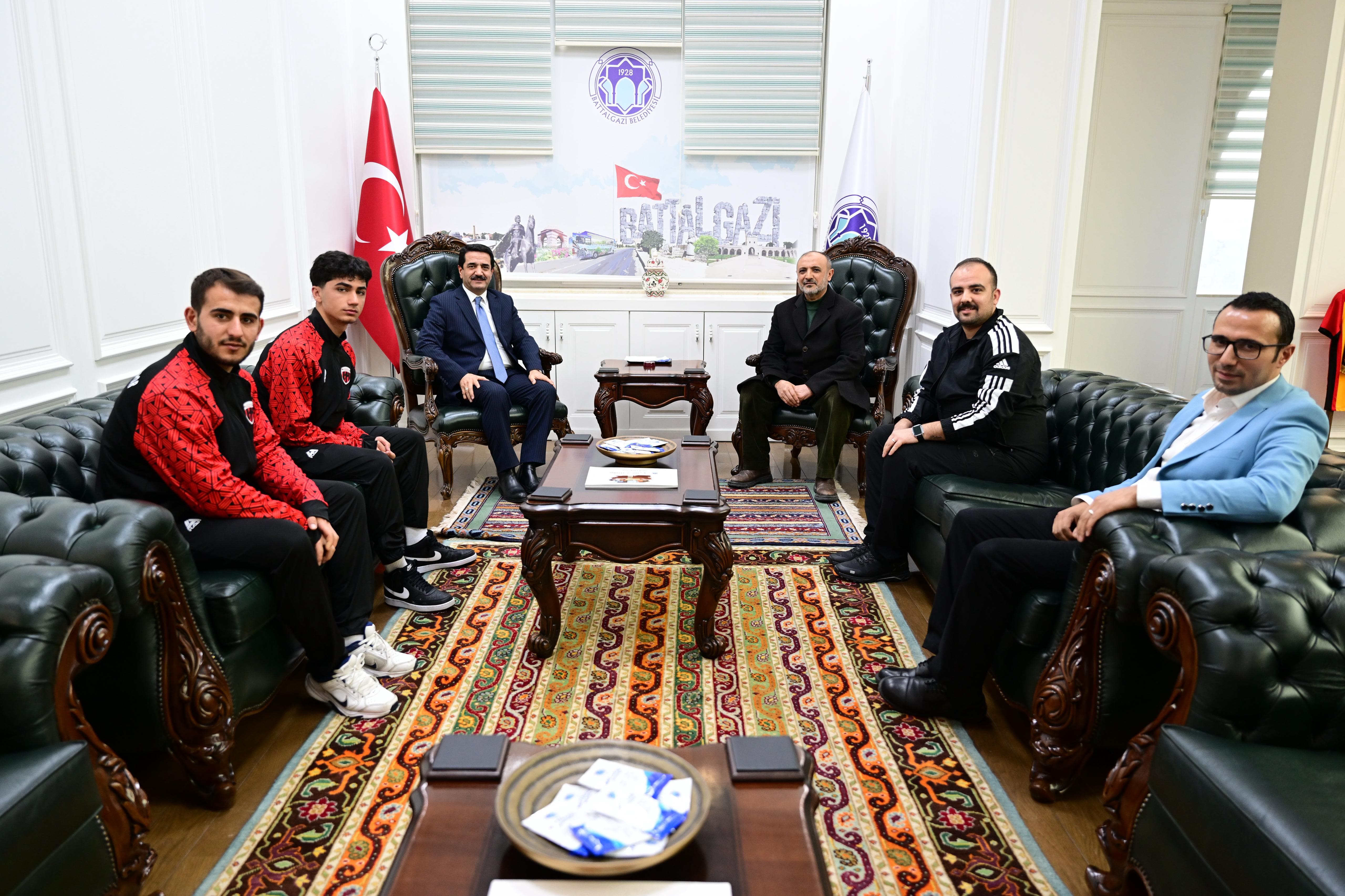 Battalgazi Belediyespor'un Milli Gururları Başkan Taşkın'ı Ziyaret Etti
