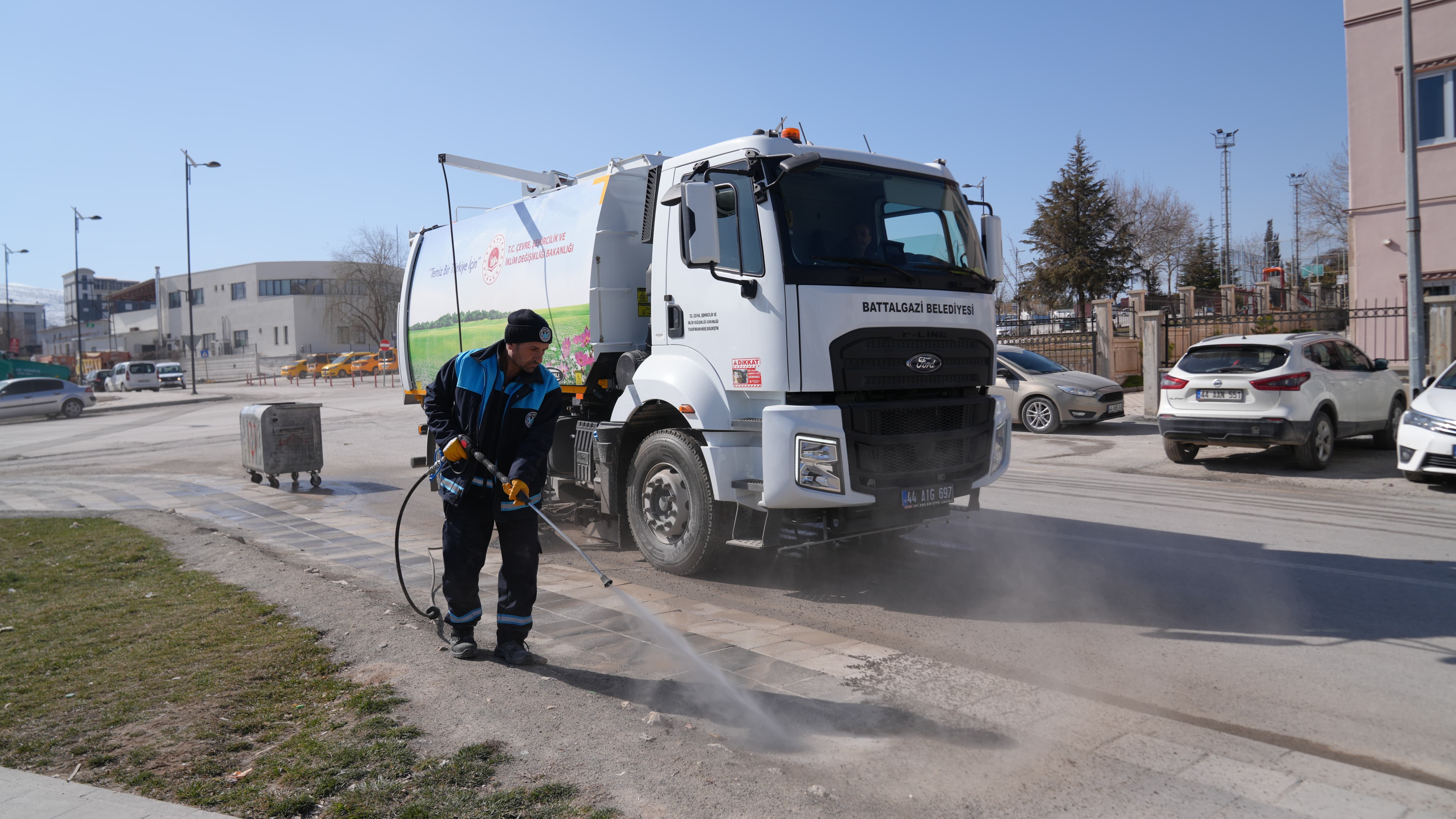Battalgazi'de Derme Deresi Çevresinde Temizlik ve Yıkama Çalışması