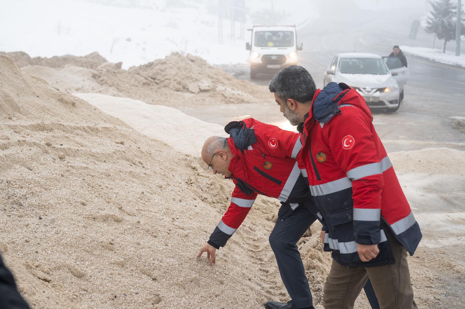 BÜYÜKŞEHİR BELEDİYESİ EKİPLERİ  KARLA MÜCADELEDE 7/24 SAHADA