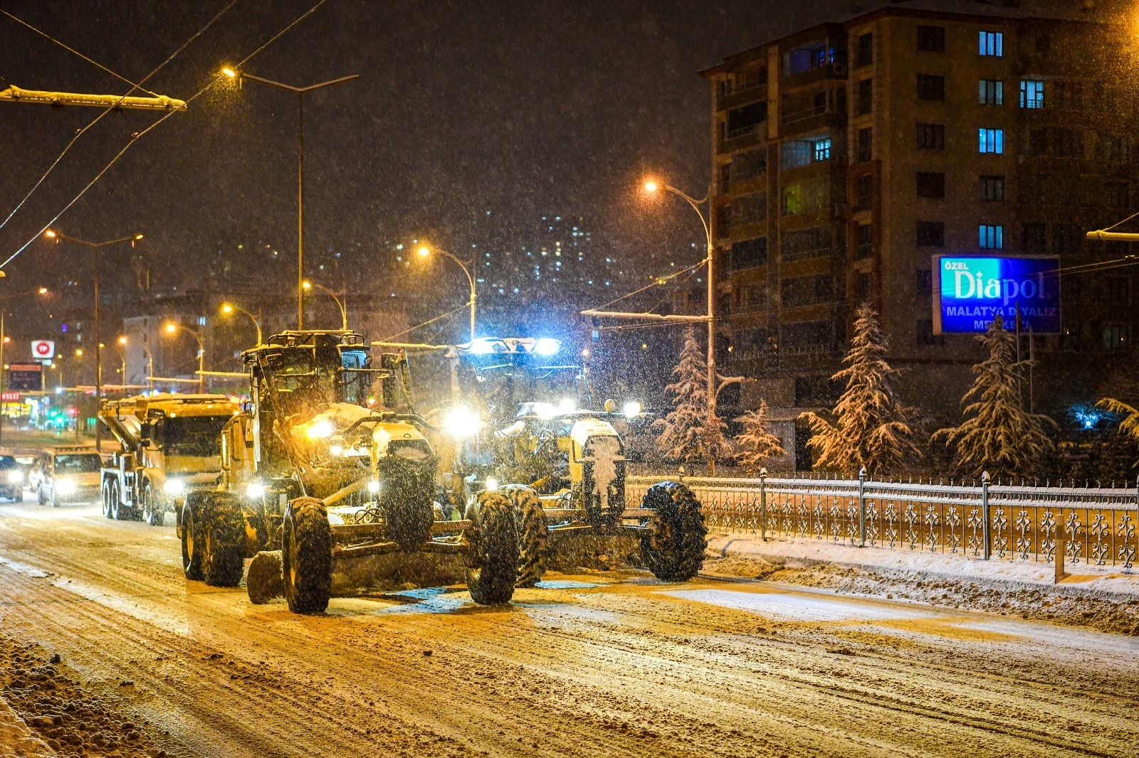 BÜYÜKŞEHİR BELEDİYESİ KAR’DAN KAPANAN YOLLARI AÇMAYA DEVAM EDİYOR
