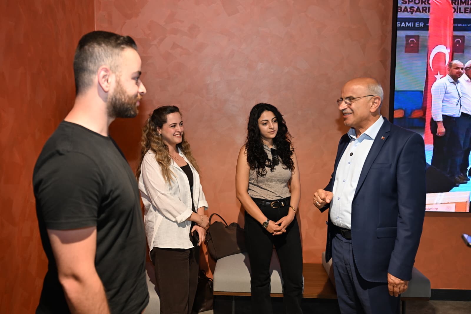 BÜYÜKŞEHİR BELEDİYESİ ŞEHİR KÜTÜPHANESİ  ÖĞRENCİLERİN GÖZDESİ OLDU