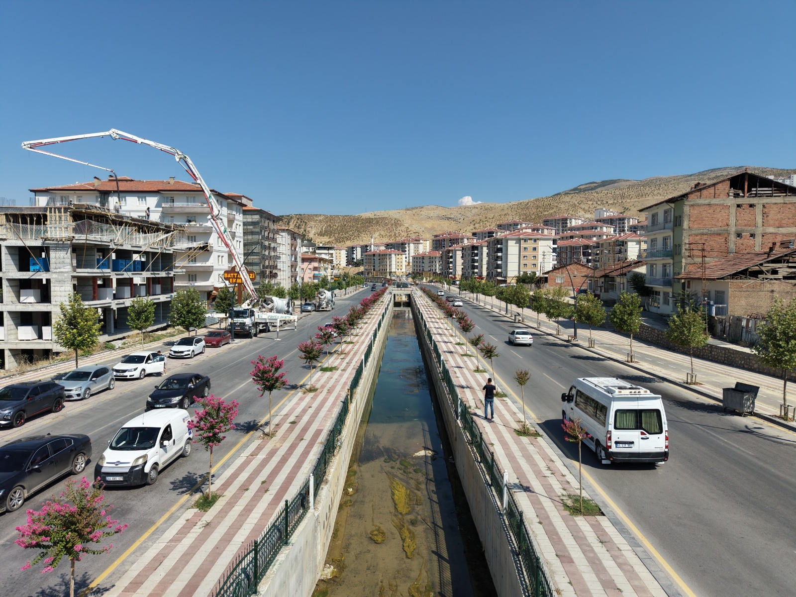 BÜYÜKŞEHİR BELEDİYESİNDEN YEŞİL ALAN VE PEYZAJ ÇALIŞMASI