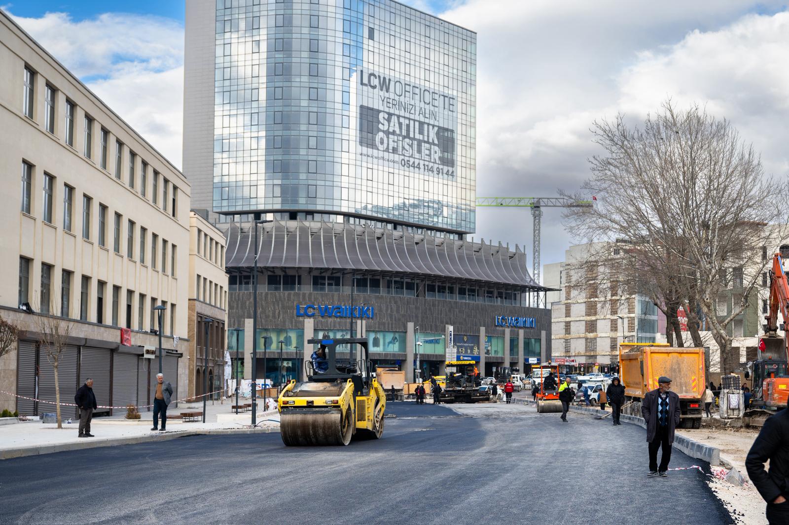 Büyükşehir çarşı merkezinin altyapı çalışmalarını tamamladı, asfaltlama işlemi yapılıyor