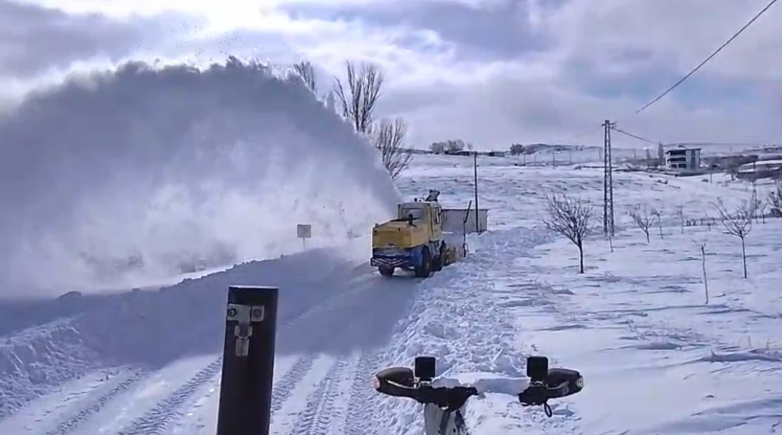 BÜYÜKŞEHİR EKİPLERİ 66 MAHALLEDE 1527 KİLOMETRE YOLU ULAŞIMA AÇTI