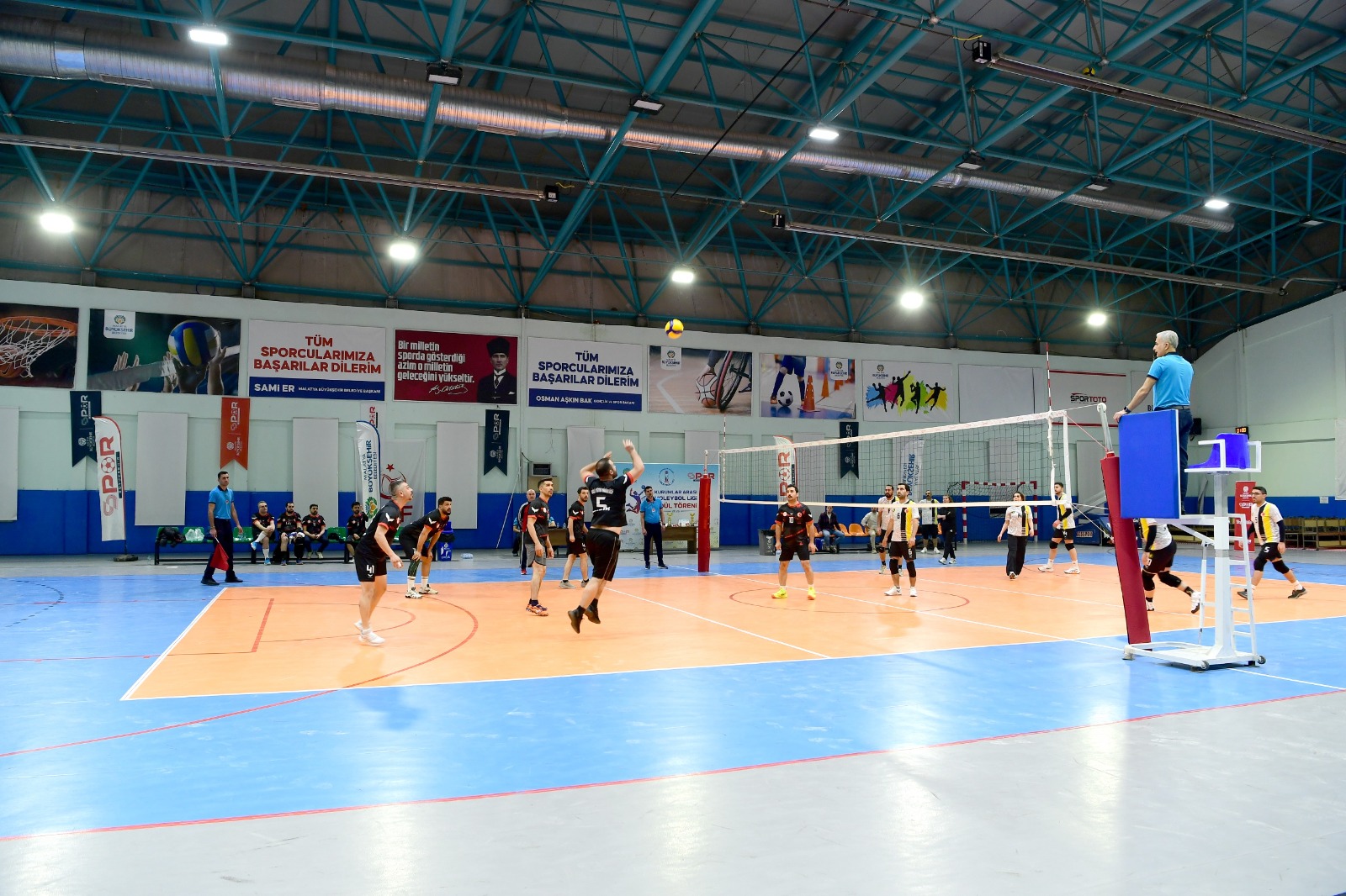 Büyükşehir Kurumlar Arası Voleybol Ligi şampiyonu Millî Eğitim Müdürlüğü