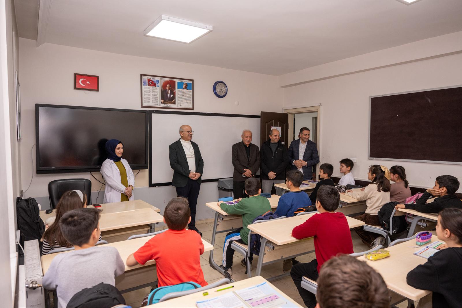 Büyükşehirden öğrencilere ücretsiz eğitim desteği