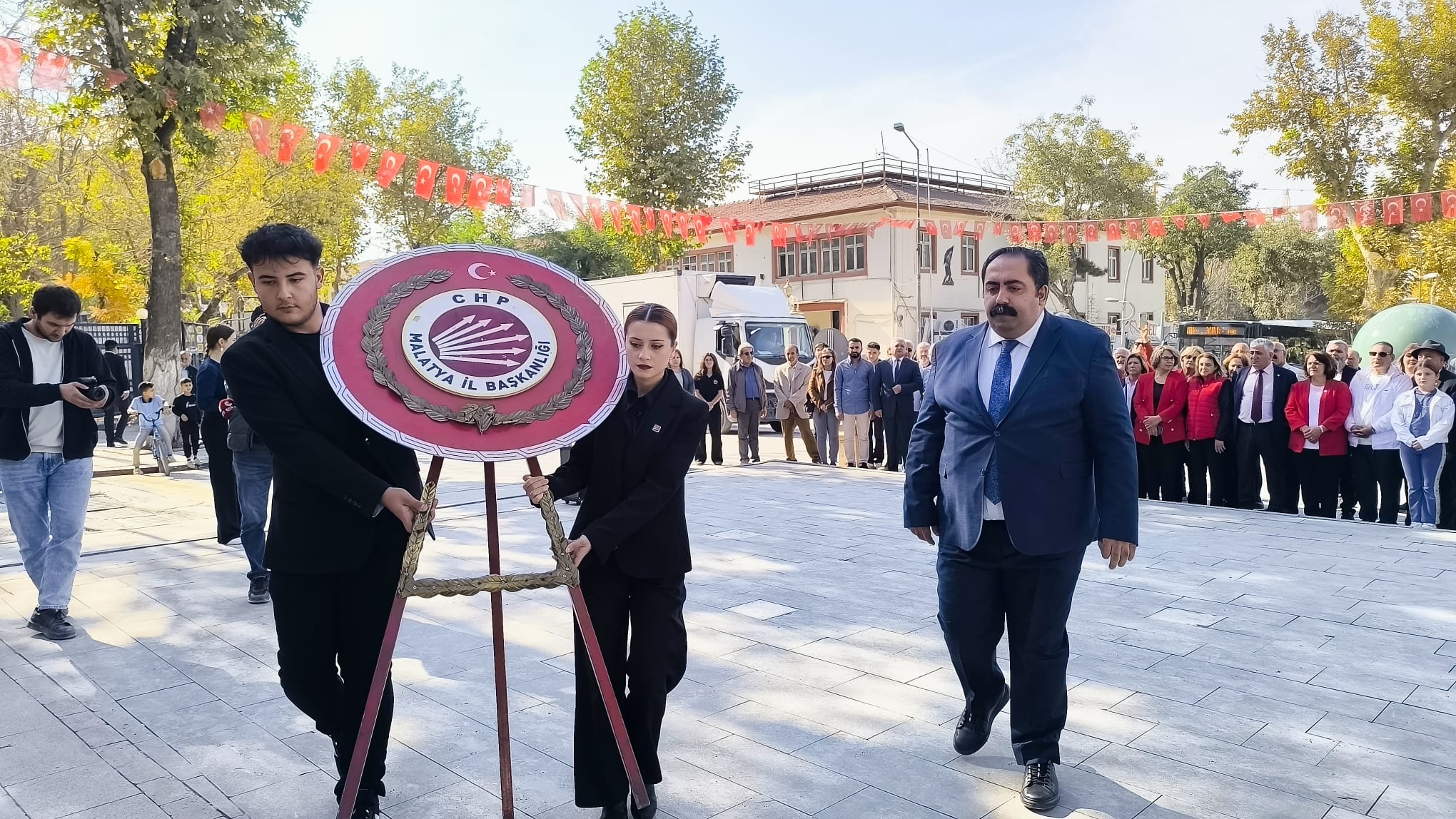 CHP ATATÜRK ANITI’NA ÇELENK SUNDU