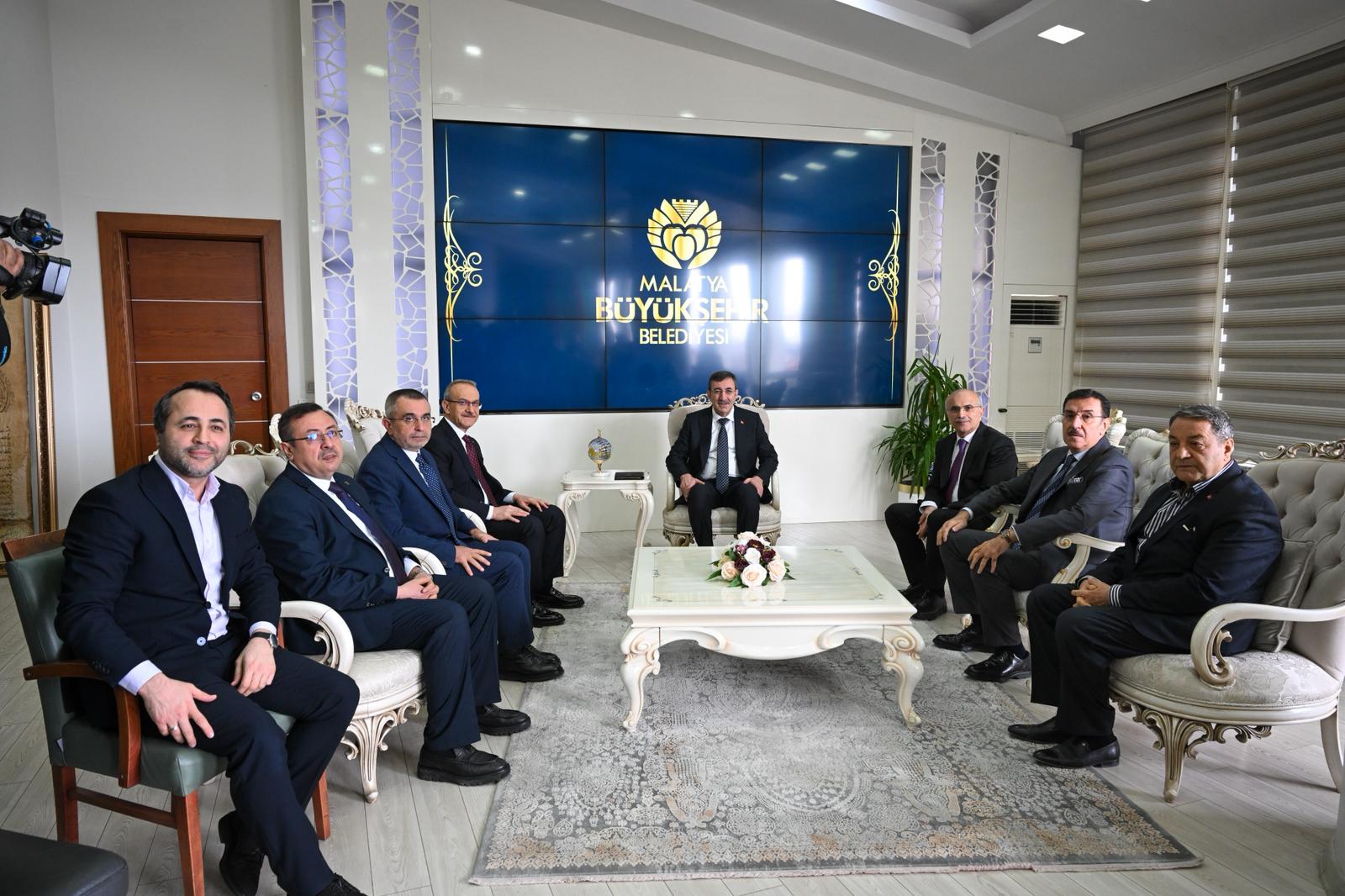 CUMHURBAŞKANI YARDIMCISI CEVDET YILMAZ BAŞKAN ER'İ TEBRİK ETTİ