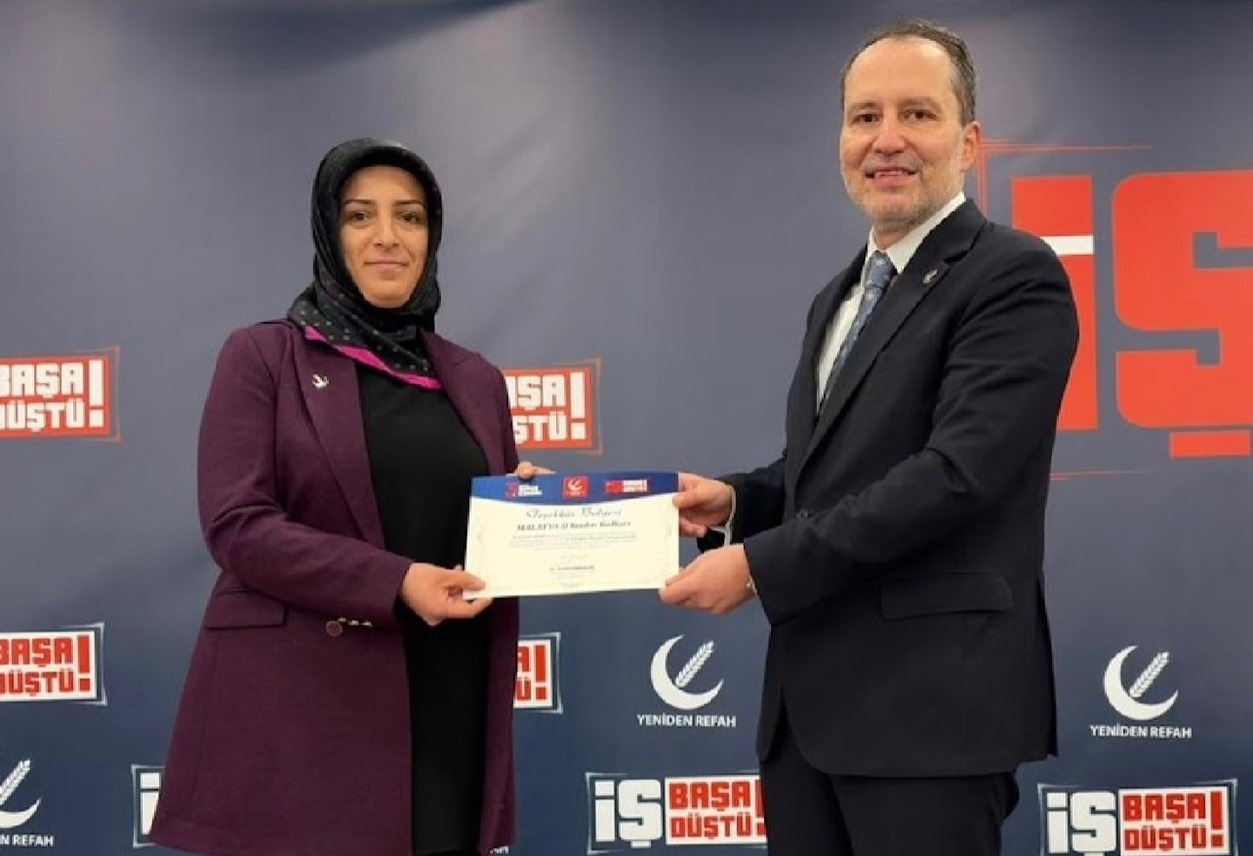 Dr. Fatih Erbakan, Başarılı Malatya İl Kadın Kolları Başkanı Koşar'ı Ödüllendirdi