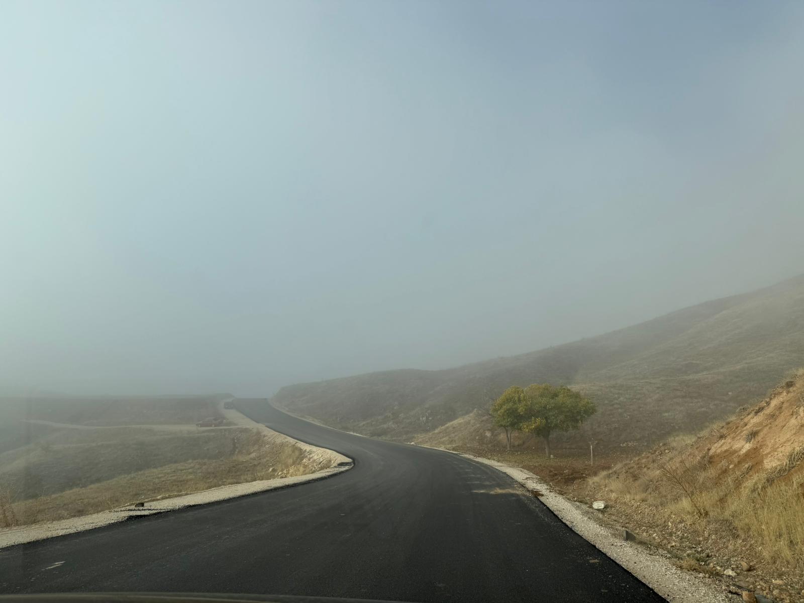 Elazığ Tepeköy Mevkii’nde Asfalt Çalışmaları Çizgisiz Trafiğe Açıldı: Sürücüler Risk Altında