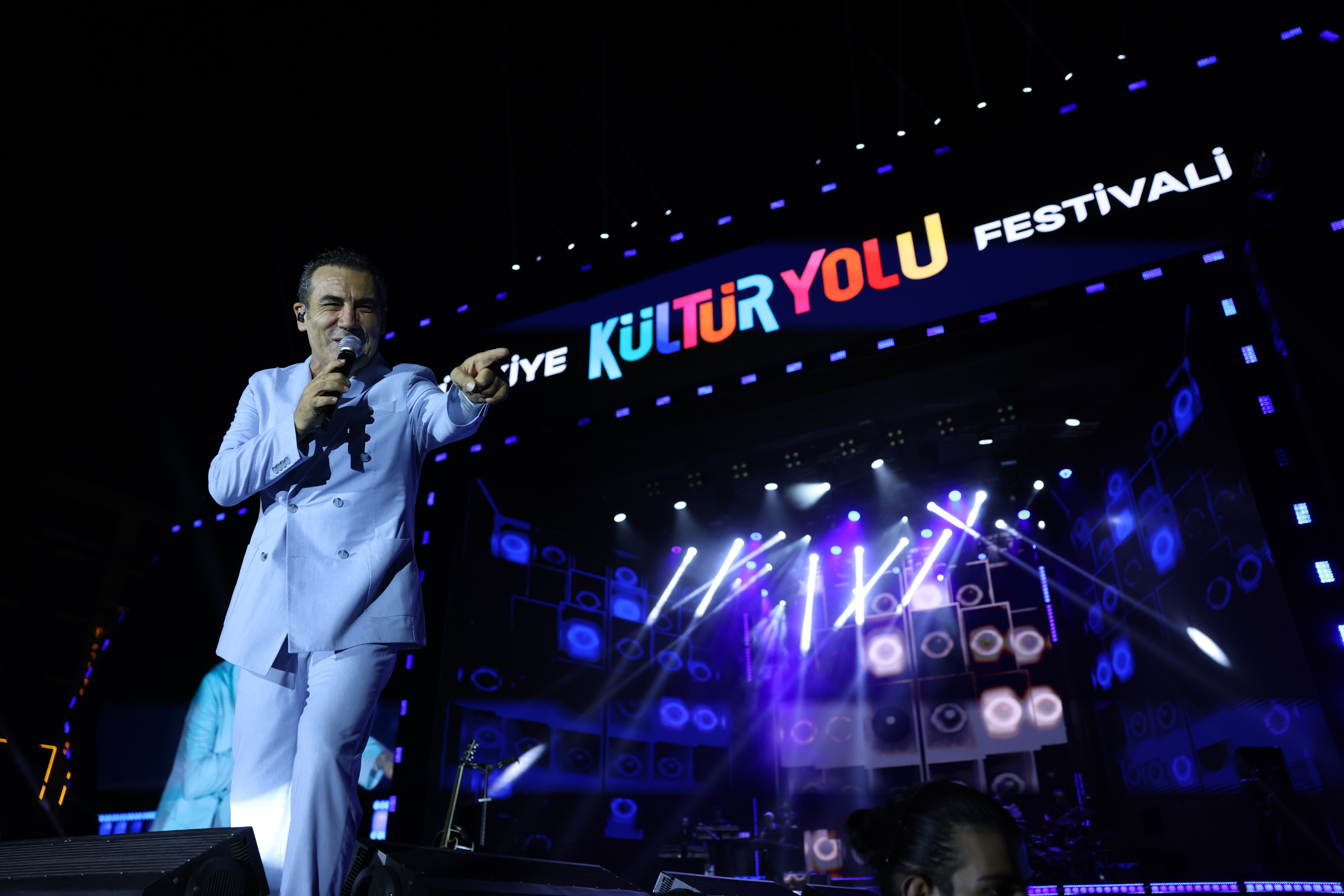 FERHAT GÖÇER'İN ŞARKILARIYLA MALATYA KÜLTÜR YOLU FESTİVALİ'NE VEDA EDİLDİ